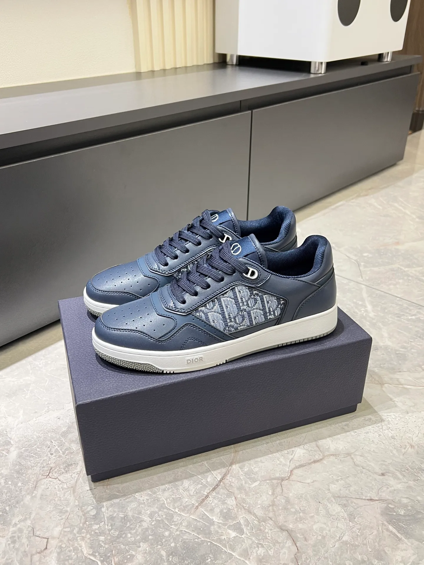Men's shoes 💰p400 "Dio*" mid-top B27 casual sneakers. This B27 high-top sneaker is a new product in the series and continues Di*r's classic style. Crafted from gray and white smooth calf leather with beige and black Oblique print panels on the sides. The "CD Icon" shaped shoelace eyelets are clever and delicate, and the two-color rubber sole, rear collar and heel are all equipped with the brand's iconic details to enhance the style. Oblique printed straps at the ankle allow for an adjustable fit to complement the overall design. Fashionable and versatile, it can complement any look. Create an exquisite design with unique dynamic vitality and modern atmosphere, presented in low-top and high-top styles. This new must-have shoe adds a new dimension to Dior's archive heritage, embodying modern elegance. Purchase the original version and make it 1:1. If you need top quality, please come to me! Male 38-44!